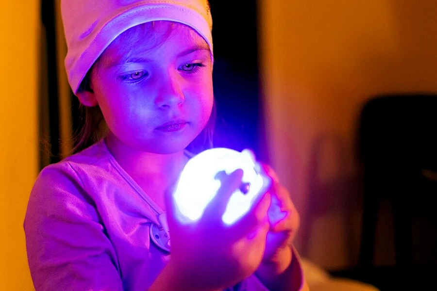 Quelle: https://commons.wikimedia.org/wiki/File:Five_year_old_child_in_a_state_of_sadness_and_introspection,_listening_to_trance_music_at_a_trance_music_party.jpg